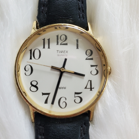 Women's timex quartz wrist watch with leather band. - Picture 2 of 8